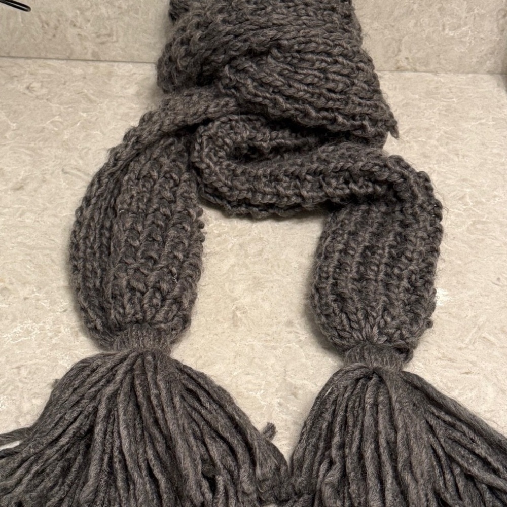 Universal Thread Goods Co Women's Chunky Kit Tassel Scarf GREY EUC
